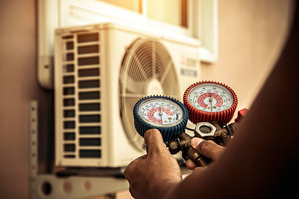 Professional Ac Installation technician working in Mountain Home, AR